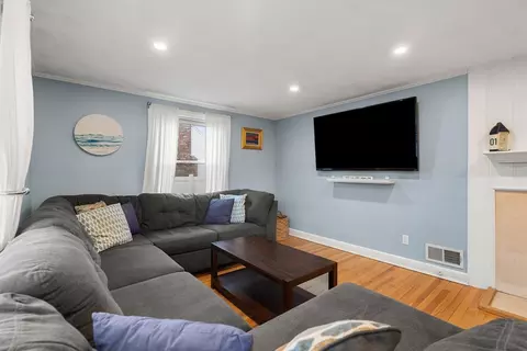 Living - 3 Gray Rd, Beverly, MA 01915 photo 2 of 3
