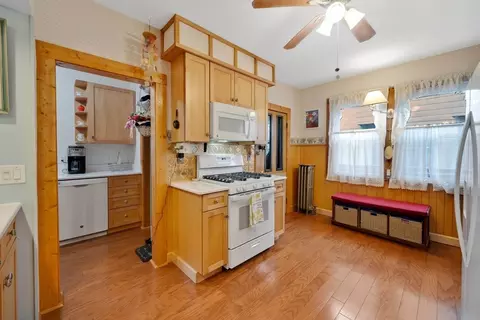 Entry Way - 44 Lyndale St, Springfield, MA 01108 photo 2 of 5