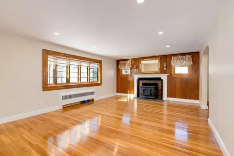 10 Rindge St, Weymouth, MA 02189