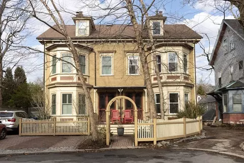 6 Warren Sq #2, Jamaica Plain, MA 02130