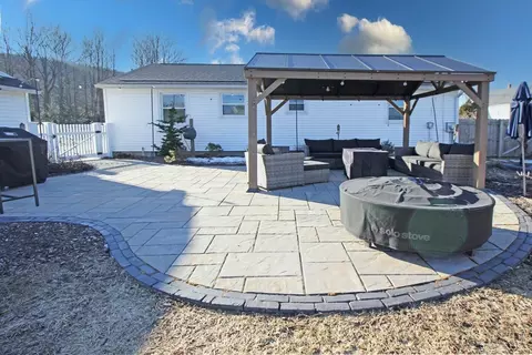 23 E Maple St, Easthampton, MA 01027 photo 3
