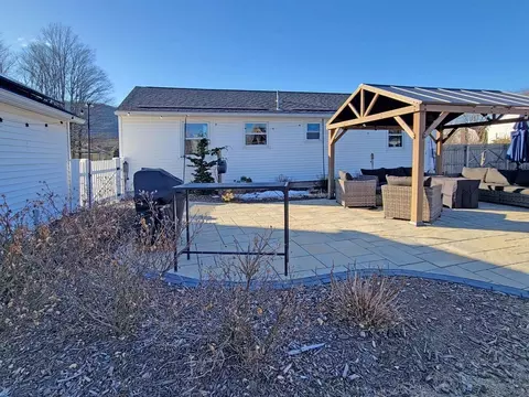 23 E Maple St, Easthampton, MA 01027 photo 5