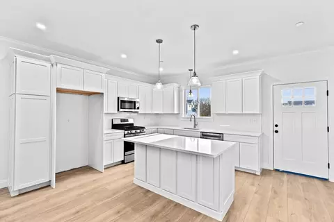 3 Wildwood Ln #B, Sagamore Beach, MA 02562