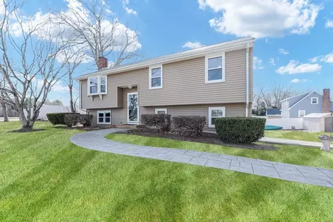 5 Hemlock Rd, Wrentham, MA 02093