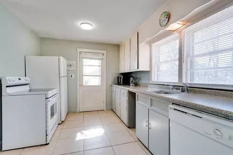Kitchen - 2 Whitfield Way, Canton, MA 02021 photo 3 of 4