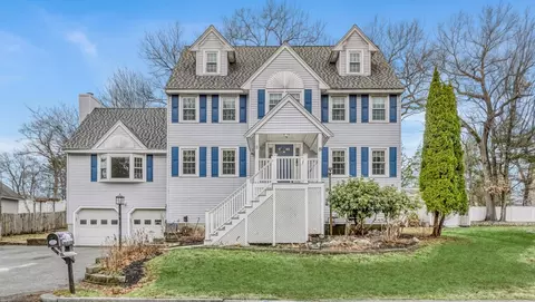 8 Dexters Ln, Wakefield, MA 01880