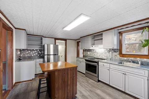 352 Whalom Rd, Lunenburg, MA 01462