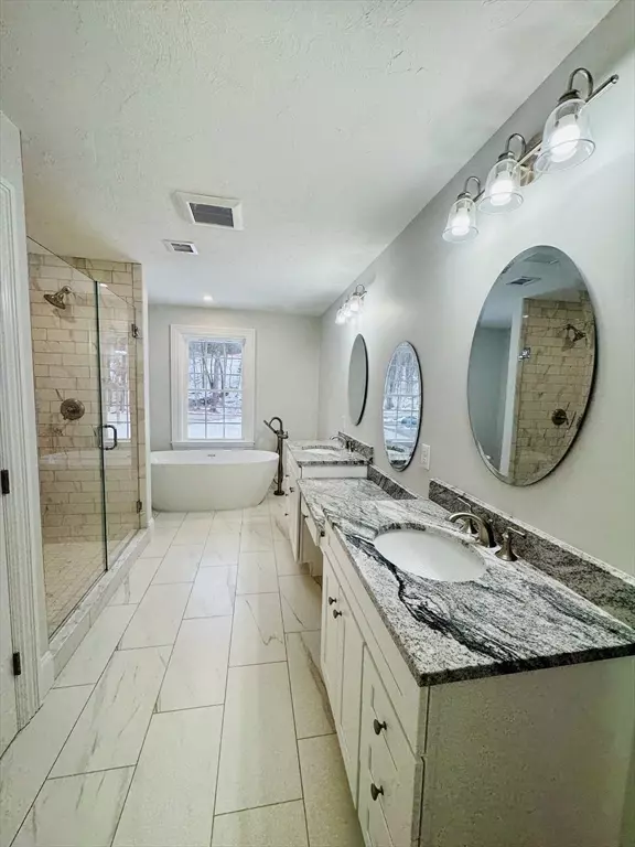 Bath - 200 Randall Rd, Berlin, MA 01503 photo 3 of 4