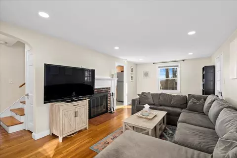 Living - 8 Stoneleigh Rd, Worcester, MA 01606 photo 2 of 2