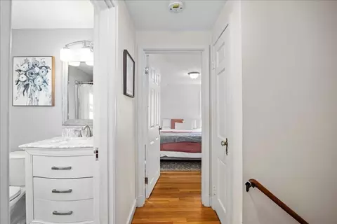 Entry Way - 8 Stoneleigh Rd, Worcester, MA 01606 photo 3 of 4