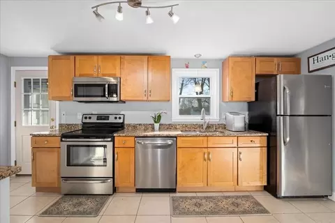 Kitchen - 8 Stoneleigh Rd, Worcester, MA 01606 photo 2 of 3