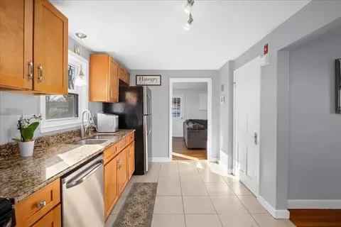 Entry Way - 8 Stoneleigh Rd, Worcester, MA 01606 photo 1 of 4