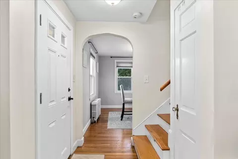 Entry Way - 8 Stoneleigh Rd, Worcester, MA 01606 photo 2 of 4