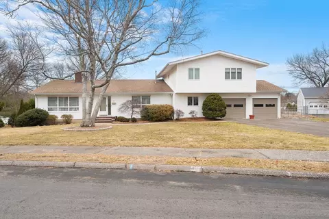 17 Chatham Rd, Norwood, MA 02062
