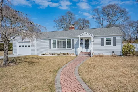 52 Cherry St, Hyannis, MA 02601