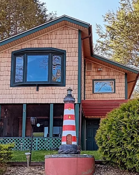 98 Westwood Dr, Sturbridge, MA 01566
