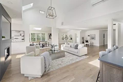 124 Lovejoy Rd, Andover, MA 01810