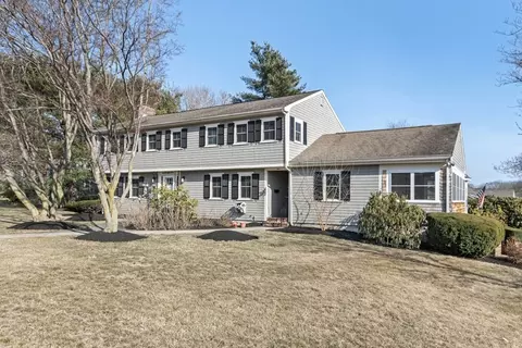 1 Nottingham Dr, Norwood, MA 02062