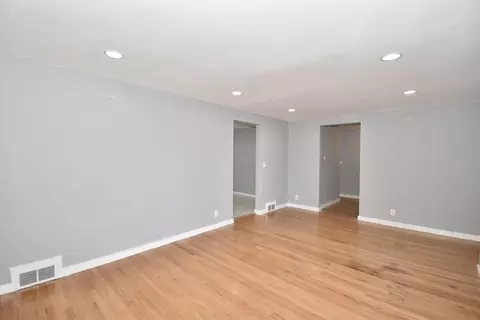 Living - 31 E Bay Path Ter, Springfield, MA 01109 photo 4 of 5