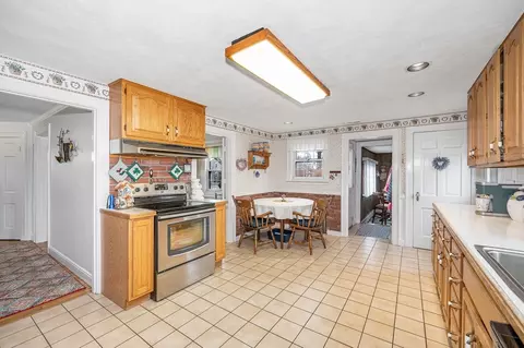 41 High St, Stoneham, MA 02180 photo 5