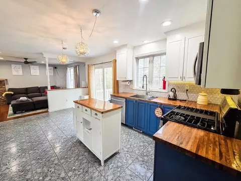 8 Willis Dr, Norton, MA 02766 photo 7