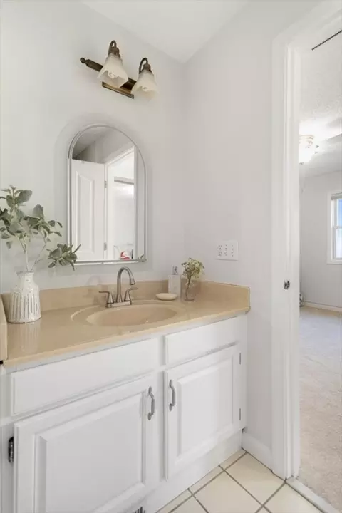 Bath - 28 Carnation Cir #D, Reading, MA 01867 photo 2 of 5