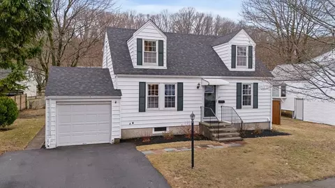 24 Dexter St, Peabody, MA 01960