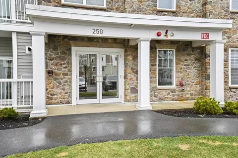 250 Martins Lndg #103, North Reading, MA 01864