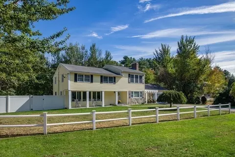 318 South St, Medfield, MA 02052