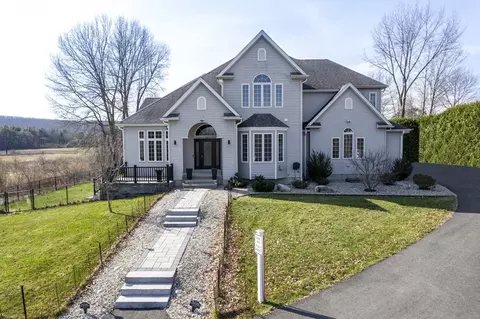 36 36r Holly Cir, Easthampton, MA 01027
