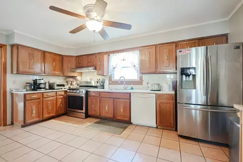 26 Hanover St, Fall River, MA 02720 photo 3