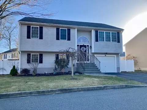 38 Slocum Farm Dr, Dartmouth, MA 02747