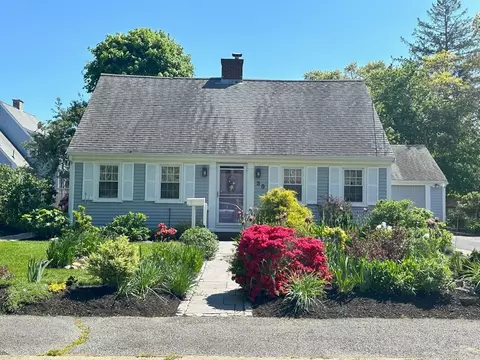 35 Walnut St, Hyannis, MA 02601