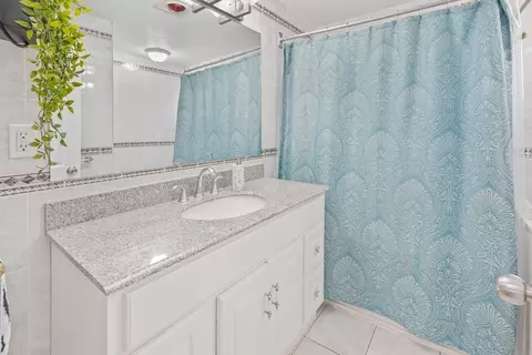 Bath - 16 Robinson Rd, Beverly, MA 01915 photo 1 of 2
