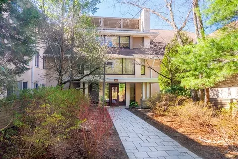 206 Allandale Rd #2A, Chestnut Hill, MA 02467