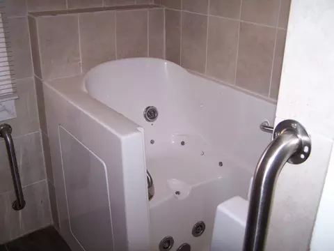 Bath - 87 Killdeer Rd, Webster, MA 01570 photo 1 of 2