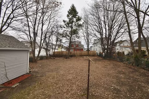 Exterior - 39 Algonquin St, Chicopee, MA 01013 photo 4 of 5