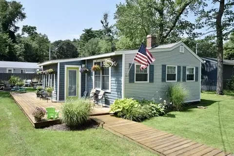 24 3rd Ave, Lakeville, MA 02347