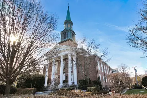 391 Walnut St #4, Newton, MA 02460
