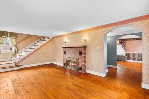Living - 987 Wilson Rd, Fall River, MA 02720 photo 6 of 7