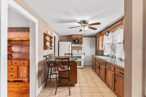 Entry Way - 987 Wilson Rd, Fall River, MA 02720 photo 4 of 4