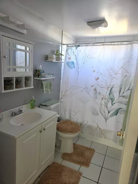 56 Montclair St, Springfield, MA 01104 photo 4