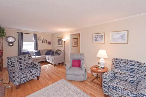 Living - 415 Dailey Dr, Franklin, MA 02038 photo 2 of 3
