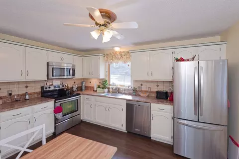 Kitchen - 415 Dailey Dr, Franklin, MA 02038 photo 2 of 4