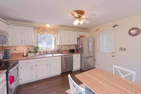 Kitchen - 415 Dailey Dr, Franklin, MA 02038 photo 4 of 4
