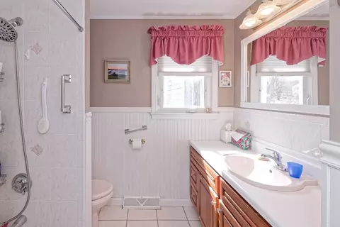 Bath - 415 Dailey Dr, Franklin, MA 02038 photo 3 of 3