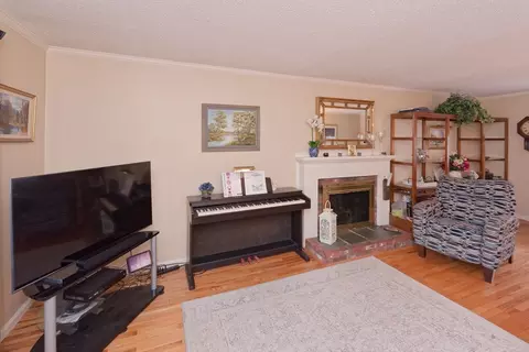 Living - 415 Dailey Dr, Franklin, MA 02038 photo 1 of 3