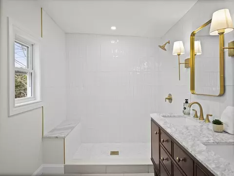 Bath - 64 North St, Georgetown, MA 01833 photo 2 of 4