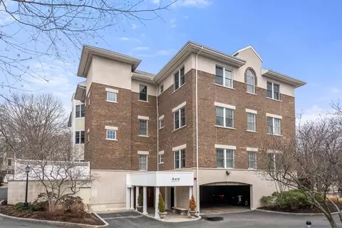 640 Hammond St #202, Chestnut Hill, MA 02467