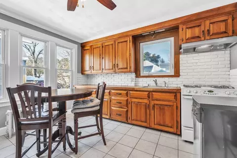 68 Somerset St, Springfield, MA 01108 photo 4
